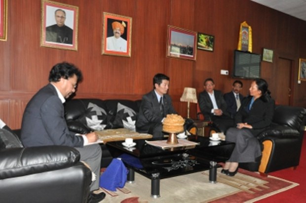 འབྲས་ལྗོངས་མངའ་སྡེའི་སྤྱི་ཁྱབ་དྲུང་ཆེ་དང་ལྷན་མཇལ་འཕྲད་གནང་བཞིན་པ། ༢༠༡༤།༡༡།༤