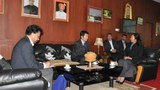 འབྲས་ལྗོངས་མངའ་སྡེའི་སྤྱི་ཁྱབ་དྲུང་ཆེ་དང་ལྷན་མཇལ་འཕྲད་གནང་བཞིན་པ། ༢༠༡༤།༡༡།༤