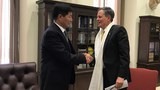 སྲིད་སྐྱོང་དང་ཨ་རིའི་གྲོས་ཚོགས་གོང་མའི་རྒྱ་ནག་ལས་དོན་ཚོགས་ཆུང་གི་ཚོགས་མི་སྐུ་ཞབས་(Steve Daines)རྣམ་གཉིས། ༢༠༡༨།༤།༡༠