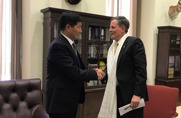 སྲིད་སྐྱོང་དང་ཨ་རིའི་གྲོས་ཚོགས་གོང་མའི་རྒྱ་ནག་ལས་དོན་ཚོགས་ཆུང་གི་ཚོགས་མི་སྐུ་ཞབས་(Steve Daines)རྣམ་གཉིས། ༢༠༡༨།༤།༡༠ སྲིད་སྐྱོང་དང་ཨ་རིའི་གྲོས་ཚོགས་གོང་མའི་རྒྱ་ནག་ལས་དོན་ཚོགས་ཆུང་གི་ཚོགས་མི་སྐུ་ཞབས་(Steve Daines)རྣམ་གཉིས། ༢༠༡༨།༤།༡༠