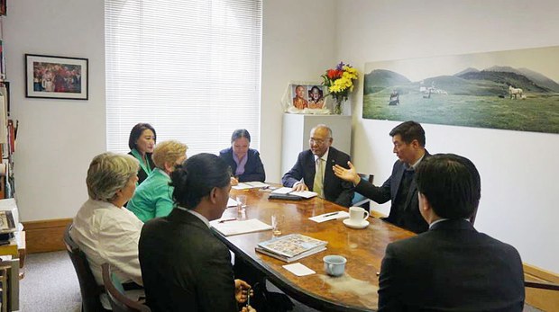 སྲིད་སྐྱོང་མཆོག་དབྱིན་ཡུལ་དུ་ཕྱོགས་ཕེབས་ཀྱིས་མཛད་འཆར་སྐྱོང་བཞིན་པ། སྲིད་སྐྱོང་མཆོག་དབྱིན་ཡུལ་དུ་ཕྱོགས་ཕེབས་ཀྱིས་མཛད་འཆར་སྐྱོང་བཞིན་པ།