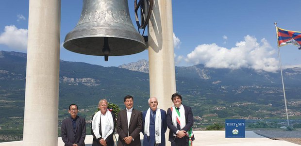ཨི་ཊ་ལའི་ཊིརན་ཊེ་ནོ་རང་སྐྱོང་མངའ་ཁུལ་དུ་སྲིད་སྐྱོང་ཕེབས་སྐབས་བོད་ཀྱི་རྒྱལ་དར་སྒྲེང་འཛུགས་གནང་སྐབས། ༢༠༡༩།༧།༡༢