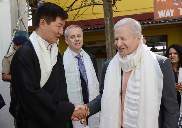 སྲིད་སྐྱོང་བློ་བཟང་སེངྒེ་མཆོག་གིས་ཨ་རིའི་གཞུང་ཚབ་ཆེན་མོ་དང་མཇལ་འཕྲད་གནང་འདུག