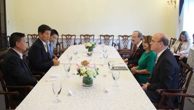 སྲིད་སྐྱོང་མཆོག་དང་ཨ་རིའི་གྲོས་ཚོགས་ཀྱི་མང་གཙོ་ཚོགས་པའི་ཚོགས་གཙོ་ལྕམ་(Nancy Pelosi)མཆོག་གི་དབུས་གྲོས་ཚོགས་འཐུས་མི་དང་མཇལ་འཕྲད་སྐབས། ༢༠༡༧།༥།༢༤ སྲིད་སྐྱོང་མཆོག་དང་ཨ་རིའི་གྲོས་ཚོགས་ཀྱི་མང་གཙོ་ཚོགས་པའི་ཚོགས་གཙོ་ལྕམ་(Nancy Pelosi)མཆོག་གི་དབུས་གྲོས་ཚོགས་འཐུས་མི་དང་མཇལ་འཕྲད་སྐབས། ༢༠༡༧།༥།༢༤