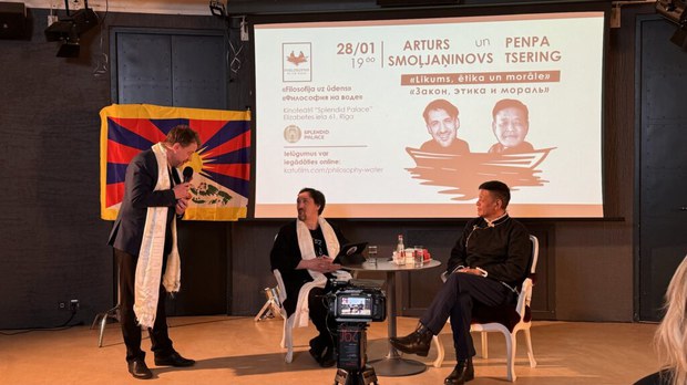 སྲིད་སྐྱོང་མཆོག་གིས་ཡོ་རོབ་ལྭཏ་ཝི་ཡའི་ནང་གཞུང་དོན་འཚམས་གཟིགས་གནང་བཞིན་འདུག
