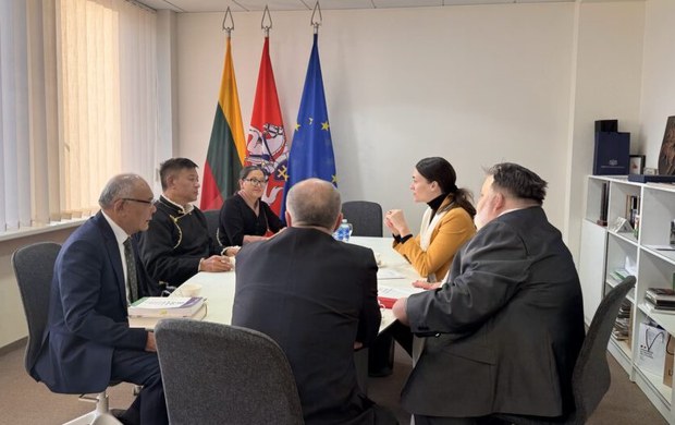 སྲིད་སྐྱོང་མཆོག་གིས་ལི་ཐུཝི་ནི་ཡའི་ནང་གནད་ཡོད་མི་སྣ་དང་མཇལ་འཕྲད་སོགས་འཚམས་གཟིགས་འགྲུབ་ནས་དབྱིན་ཡུལ་དུ་ཕེབས་འདུག སྲིད་སྐྱོང་མཆོག་གིས་ལི་ཐུཝི་ནི་ཡའི་ནང་གནད་ཡོད་མི་སྣ་དང་མཇལ་འཕྲད་སོགས་འཚམས་གཟིགས་འགྲུབ་ནས་དབྱིན་ཡུལ་དུ་ཕེབས་འདུག