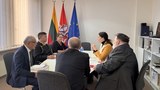 སྲིད་སྐྱོང་མཆོག་གིས་ལི་ཐུཝི་ནི་ཡའི་ནང་གནད་ཡོད་མི་སྣ་དང་མཇལ་འཕྲད་སོགས་འཚམས་གཟིགས་འགྲུབ་ནས་དབྱིན་ཡུལ་དུ་ཕེབས་འདུག