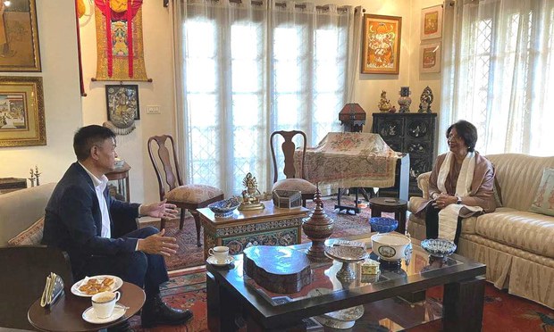 སྲིད་སྐྱོང་མཆོག་གིས་རྒྱ་གར་གྱི་ཕྱི་སྲིད་དྲུང་ཆེ་ཟུར་པ་ལྕམ་ནེ་རུ་པ་མ་རའོ་ལགས་དང་མཇལ་མོལ་གནང་འདུག སྲིད་སྐྱོང་མཆོག་གིས་རྒྱ་གར་གྱི་ཕྱི་སྲིད་དྲུང་ཆེ་ཟུར་པ་ལྕམ་ནེ་རུ་པ་མ་རའོ་ལགས་དང་མཇལ་མོལ་གནང་འདུག