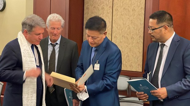 སྲིད་སྐྱོང་མཆོག་དང་ཨ་རིའི་གྲོས་ཚོགས་ཀྱི་འཐུས་མི་སྐུ་ཞབས་མཡེ་ཀལ་མེཀ་ཁོལ་ལགས་དང་མཇལ་མོལ། སྲིད་སྐྱོང་མཆོག་དང་ཨ་རིའི་གྲོས་ཚོགས་ཀྱི་འཐུས་མི་སྐུ་ཞབས་མཡེ་ཀལ་མེཀ་ཁོལ་ལགས་དང་མཇལ་མོལ།