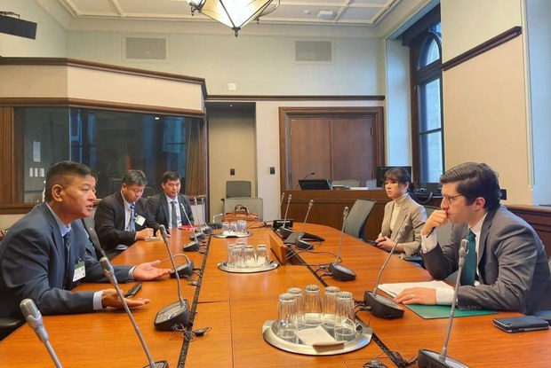 སྲིད་སྐྱོང་མཆོག་གིས་ཁེ་ཎ་ཌའི་ཕྱི་འབྲེལ་ཚན་པ་དང་གྲོས་ཚོགས་འཐུས་མི་ཁག་ཅིག་དང་མཇལ་མོལ།