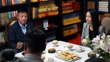 སྲིད་སྐྱོང་མཆོག་དང་ཨོན་ཊེ་རེའོ་མངའ་སྡེའི་གྲོས་ཚོགས་འཐུས་མི་བུ་ཁྲིད་དཀར་པོ་ཆེ་རྣམ་གཉིས་མཇལ་མོལ་གནང་འདུག