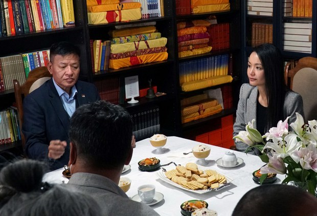 སྲིད་སྐྱོང་མཆོག་དང་ཨོན་ཊེ་རེའོ་མངའ་སྡེའི་གྲོས་ཚོགས་འཐུས་མི་བུ་ཁྲིད་དཀར་པོ་ཆེ་རྣམ་གཉིས་མཇལ་མོལ་གནང་འདུག