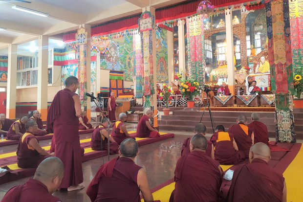 སྲིད་སྐྱོང་མཆོག་གིས་རྒྱ་གར་ལྷོ་ཕྱོགས་སྦེ་ལ་ཀོ་པི་བོད་མིའི་གཞིས་སྒར་ཁག་ནང་འཚམས་གཟིགས་གནང་བཞིན་འདུག