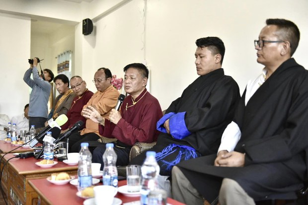 ནང་སྲིད་ལས་ཁུངས་ལ་ཁྲིམས་མཐུན་གྱི་ཆོག་མཆན་མ་རག་བར་དུ་བོད་མི་ཚོར་རྡ་སའི་ཁུལ་དུ་ས་ཁང་གི་མཐུན་རྐྱེན་སྤྲོད་མི་ཐུབ་པ་སྲིད་སྐྱོང་མཆོག་གིས་གསུངས་འདུག