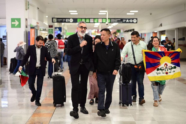 སྲིད་སྐྱོང་མཆོག་གིས་ལྷོ་ཨ་མི་རི་ཀའི་རྒྱལ་ཁབ་མེག་སི་ཀོའི་ནང་གཞུང་དོན་འཚམས་གཟིགས་གནང་བཞིན་འདུག སྲིད་སྐྱོང་མཆོག་གིས་ལྷོ་ཨ་མི་རི་ཀའི་རྒྱལ་ཁབ་མེག་སི་ཀོའི་ནང་གཞུང་དོན་འཚམས་གཟིགས་གནང་བཞིན་འདུག