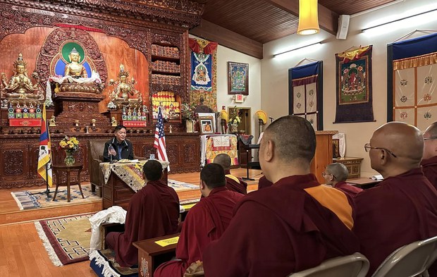 སྲིད་སྐྱོང་མཆོག་གིས་བྱང་ཨ་མི་རི་ཀའི་ནང་གཞུང་དོན་འཚམས་གཟིགས་གནང་བཞིན་འདུག