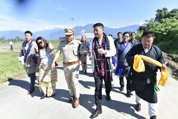 མངའ་སྡེའི་སྤྱི་ཁྱབ་བློན་ཆེན་མཆོག་གི་མགྲོན་འབོད་ལྟར་སྲིད་སྐྱོང་མཆོག་གིས་ཨ་རུ་ནཱ་ཅལ་མངའ་སྡེའི་ནང་གཞུང་འབྲེལ་འཚམས་གཟིགས་གནང་བཞིན་འདུག མངའ་སྡེའི་སྤྱི་ཁྱབ་བློན་ཆེན་མཆོག་གི་མགྲོན་འབོད་ལྟར་སྲིད་སྐྱོང་མཆོག་གིས་ཨ་རུ་ནཱ་ཅལ་མངའ་སྡེའི་ནང་གཞུང་འབྲེལ་འཚམས་གཟིགས་གནང་བཞིན་འདུག