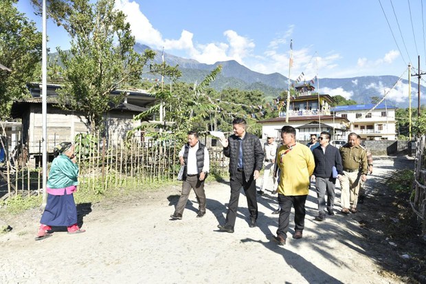 སྲིད་སྐྱོང་མཆོག་གིས་འཕགས་བོད་ས་མཚམས་ཀྱི་བོད་མིའི་གཞིས་ཆགས་ཁག་ལ་གཟིགས་སྐོར་གནང་འདུག