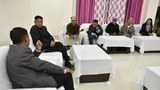 སྲིད་སྐྱོང་མཆོག་འབུམ་སྡེ་ལར་ཕེབས་འབྱོར་སྐབས་ས་གནས་རྫོང་དཔོན་གྱིས་སྣེ་ལེན་ཕེབས་བསུ་གནང་འདུག