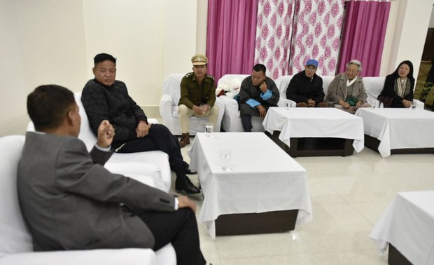 སྲིད་སྐྱོང་མཆོག་འབུམ་སྡེ་ལར་ཕེབས་འབྱོར་སྐབས་ས་གནས་རྫོང་དཔོན་གྱིས་སྣེ་ལེན་ཕེབས་བསུ་གནང་འདུག