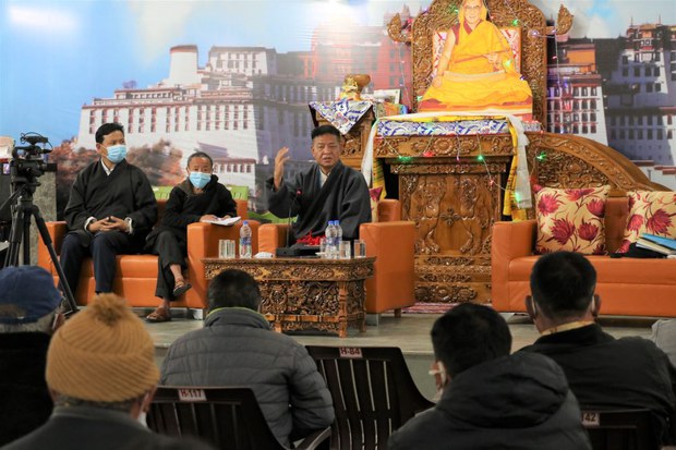 སྲིད་སྐྱོང་མཆོག་གིས་ལྡེ་ར་ལྡུན་ཁུལ་དུ་འཚམས་གཟིགས་ཀྱིས་ས་གནས་ཀྱི་གནས་སྟངས་རྒྱུས་ལོན་གནང་བཞིན་འདུག