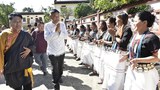 སྲིད་སྐྱོང་སྤེན་པ་ཚེ་རིང་མཆོག་ཀྲུ་ཀྲིང་བོད་མིའི་གཞིས་ཆགས་སུ་ཕེབས་སྐབས་ས་གནས་འགོ་འཛིན་གཙོས་མི་མང་རྣམས་ནས་ཕེབས་བསུ་གཟབ་རྒྱས་ཞུས་ཡོད་པ།
