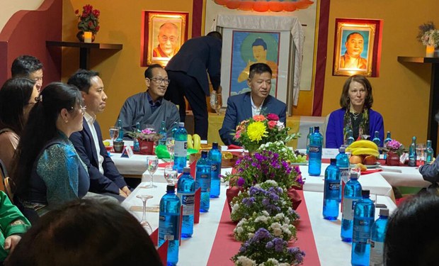 སྲིད་སྐྱོང་མཆོག་གིས་ཇར་མ་ནིའི་གྲོང་ཁྱེར་ཕེ་རེངྐ་ཕརྚ་ནང་ཕེབས་ནས་མཛད་རིམ་ཁག་སྐྱོང་བཞིན་པ། སྲིད་སྐྱོང་མཆོག་གིས་ཇར་མ་ནིའི་གྲོང་ཁྱེར་ཕེ་རེངྐ་ཕརྚ་ནང་ཕེབས་ནས་མཛད་རིམ་ཁག་སྐྱོང་བཞིན་པ།