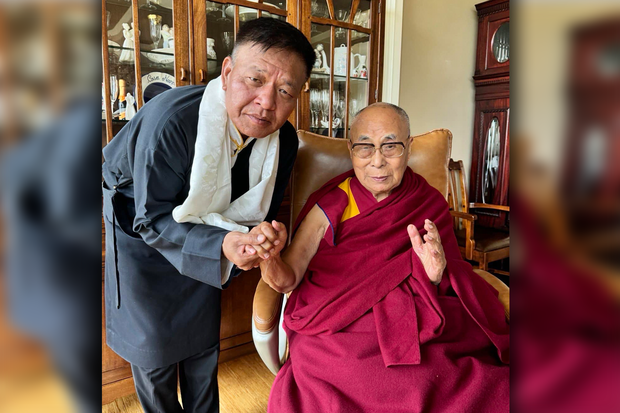སྲིད་སྐྱོང་མཆོག་གིས་སྤྱི་ནོར་༧གོང་ས་༧སྐྱབས་མགོན་ཆེན་པོ་མཆོག་ལ་འཚམས་ཞུ་མཇལ་བཅར་ཞུས་འདུག སྲིད་སྐྱོང་མཆོག་གིས་སྤྱི་ནོར་༧གོང་ས་༧སྐྱབས་མགོན་ཆེན་པོ་མཆོག་ལ་འཚམས་ཞུ་མཇལ་བཅར་ཞུས་འདུག