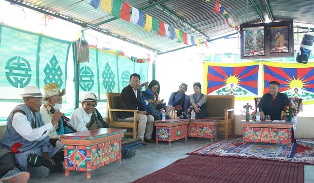 སྲིད་སྐྱོང་མཆོག་གིས་ལ་དྭགས་ཁུལ་དུ་འཚམས་གཟིགས་གནང་བཞིན་པ་དང་དེའི་རྗེས་ཨ་མི་རི་ཀར་ཕྱོགས་ཕེབས་གནང་གཏན་འཁེལ་འདུག