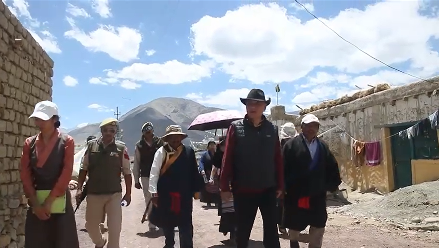 Sikyong Penpa Tsering met local dignitaries in Jangthang Nyoma Ladakh (1).png