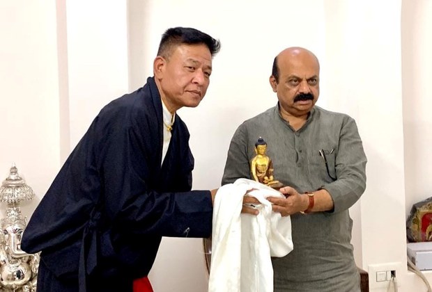 སྲིད་སྐྱོང་མཆོག་ཀར་ན་ཀྲ་ཀ་མངའ་སྡེའི་སྤྱི་ཁྱབ་བློན་ཆེན་དང་མཇལ་འཕྲད་སྐབས་རྒྱ་གར་གཞུང་གིས་བོད་མི་ཚོར་མུ་མཐུད་མཐུན་འགྱུར་གནང་རྒྱུ་ཡིན་པ་གསུངས་འདུག སྲིད་སྐྱོང་མཆོག་ཀར་ན་ཀྲ་ཀ་མངའ་སྡེའི་སྤྱི་ཁྱབ་བློན་ཆེན་དང་མཇལ་འཕྲད་སྐབས་རྒྱ་གར་གཞུང་གིས་བོད་མི་ཚོར་མུ་མཐུད་མཐུན་འགྱུར་གནང་རྒྱུ་ཡིན་པ་གསུངས་འདུག