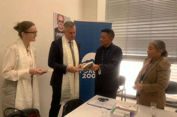 སྲིད་སྐྱོང་མཆོག་གིས་ཅེག་སྤྱི་མཐུན་རྒྱལ་ཁབ་ཀྱི་སྲིད་འཛིན་ལས་ཁུངས་ཀྱི་འགན་འཛིན་དང་མཇལ་འཕྲད་གནང་འདུག སྲིད་སྐྱོང་མཆོག་གིས་ཅེག་སྤྱི་མཐུན་རྒྱལ་ཁབ་ཀྱི་སྲིད་འཛིན་ལས་ཁུངས་ཀྱི་འགན་འཛིན་དང་མཇལ་འཕྲད་གནང་འདུག