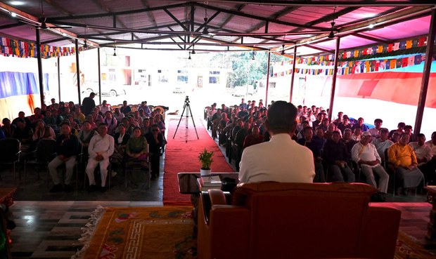 སྲིད་སྐྱོང་སྤེན་པ་ཚེ་རིང་ལགས་ནས་རྒྱ་གར་བྱང་ཤར་ཁུལ་གྱི་བོད་པའི་གཞིས་སྒར་ཁག་ཏུ་འཚམས་གཟིགས་མུ་མཐུད་གནང་བཞིན་པ།