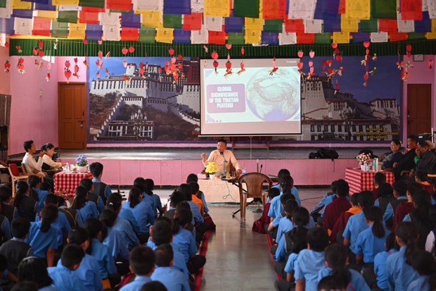 སྲིད་སྐྱོང་སྤེན་པ་ཚེ་རིང་ལགས་ནས་རྒྱ་གར་ལྷོ་ཕྱོགས་ཧོན་སུར་དུ་གཞུང་འབྲེལ་འཚམས་གཟིགས་གནང་བཞིན་པ། སྲིད་སྐྱོང་སྤེན་པ་ཚེ་རིང་ལགས་ནས་རྒྱ་གར་ལྷོ་ཕྱོགས་ཧོན་སུར་དུ་གཞུང་འབྲེལ་འཚམས་གཟིགས་གནང་བཞིན་པ།
