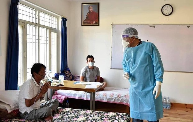 སྲིད་སྐྱོང་སྤེན་པ་ཚེ་རིང་མཆོག་ཏོག་དབྱིབས་གཉན་རིམས་གྱི་ནད་པ་ཟུར་བཀག་ལྟ་སྐྱོང་བྱ་ཡུལ་དུ་ཆེད་ཕེབས་ཀྱིས་ནད་པ་ཚོ་དང་ཐུག་འཕྲད་གནང་འདུག སྲིད་སྐྱོང་སྤེན་པ་ཚེ་རིང་མཆོག་ཏོག་དབྱིབས་གཉན་རིམས་གྱི་ནད་པ་ཟུར་བཀག་ལྟ་སྐྱོང་བྱ་ཡུལ་དུ་ཆེད་ཕེབས་ཀྱིས་ནད་པ་ཚོ་དང་ཐུག་འཕྲད་གནང་འདུག