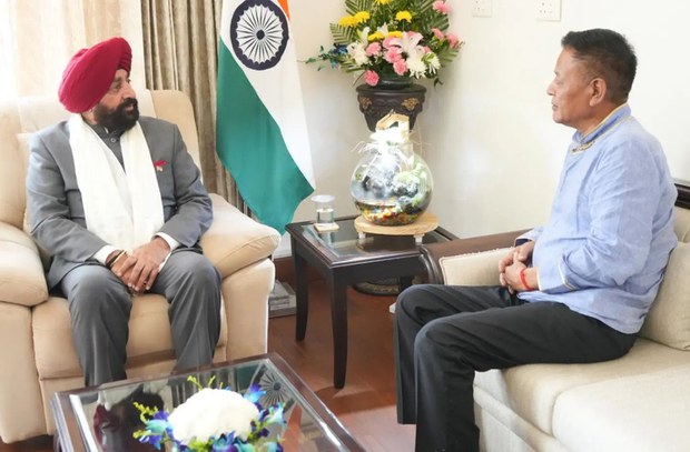 སྲིད་སྐྱོང་མཆོག་གིས་རྒྱ་གར་ཨུ་ཏར་ཁནྚ་མངའ་སྡེའི་སྲིད་སྐྱོང་དང་སྤྱི་ཁྱབ་དྲུང་ཆེ་བཅས་དང་མཇལ་མོལ་གནང་འདུག སྲིད་སྐྱོང་མཆོག་གིས་རྒྱ་གར་ཨུ་ཏར་ཁནྚ་མངའ་སྡེའི་སྲིད་སྐྱོང་དང་སྤྱི་ཁྱབ་དྲུང་ཆེ་བཅས་དང་མཇལ་མོལ་གནང་འདུག