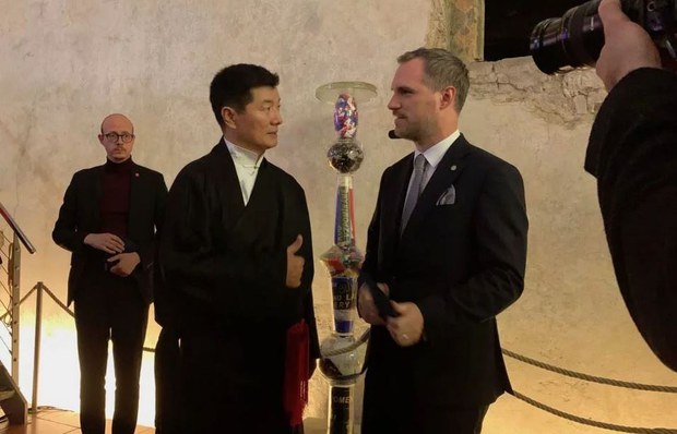 སྲིད་སྐྱོང་མཆོག་གླེང་སྟེགས་ཕྱི་ལོ་༢༠༠༠་ཞེས་པར་ལྷན་ཞུགས་གནང་སྐབས། ༢༠༡༩།༡༠།༡༣