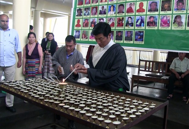 སྲིད་སྐྱོང་མཆོག་གིས་མཆོད་འབུལ་གནང་བཞིན་པ། ༢༠༡༥།༨།༧