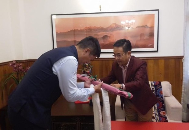 སྲིད་སྐྱོང་མཆོག་དང་འབྲས་ལྗོངས་མངའ་སྡེའི་སྤྱི་ཁྱབ་བློན་ཆེན་རྣམ་གཉིས་མཇལ་འཕྲད།