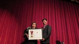 སྲིད་སྐྱོང་མཆོག་ལ་ཨ་རིའི་(Salisbury)གཙུག་ལག་སློབ་གྲྭས་སློབ་གྲྭ་དེའི་གཙོ་འཛིན་གཟེངས་རྟགས་མཐོ་ཤོས་དེ་ཕུལ་སྐབས། ༢༠༡༥།༡༠།༡༣