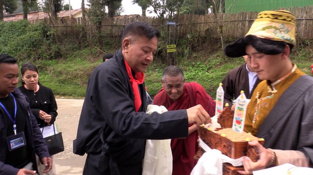 བོད་མི་གཞོན་སྐྱེས་ཚོས་བོད་ཀྱི་རྒྱལ་རབས་ལོ་རྒྱུས་ཀྱི་གནས་བབ་ལ་དོ་སྣང་དང་སློབ་སྦྱོང་གནང་གལ་ཆེ་ཞེས། སྲིད་སྐྱོང་མཆོག་གིས་ར་ཝང་ལ་ཀུན་ཕན་གླིང་བོད་མིའི་གཞིས་ཆགས་སུ་འཚམས་གཟིགས་སྐབས་གསུངས་པ།