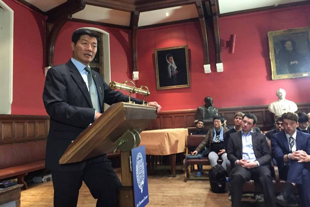སྲིད་སྐྱོང་བློ་བཟང་སེང་གེ་མཆོག་གིས་དབྱིན་ཇིའི་སྐད་གྲགས་ཆེ་བའི་གཙུག་ལག་སློབ་ཆེན་དུ་གཏམ་བཤད་གནང་བཞིན་པ། ༢༠༡༦།༡༠།༣༡ སྲིད་སྐྱོང་བློ་བཟང་སེང་གེ་མཆོག་གིས་དབྱིན་ཇིའི་སྐད་གྲགས་ཆེ་བའི་གཙུག་ལག་སློབ་ཆེན་དུ་གཏམ་བཤད་གནང་བཞིན་པ། ༢༠༡༦།༡༠།༣༡