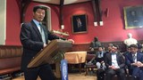 སྲིད་སྐྱོང་བློ་བཟང་སེང་གེ་མཆོག་གིས་དབྱིན་ཇིའི་སྐད་གྲགས་ཆེ་བའི་གཙུག་ལག་སློབ་ཆེན་དུ་གཏམ་བཤད་གནང་བཞིན་པ། ༢༠༡༦།༡༠།༣༡