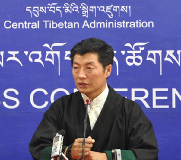 དབུས་བོད་མིའི་སྒྲིག་འཛུགས་ཀྱི་སྲིད་སྐྱོང་བློ་བཟང་སེང་གེ་མཆོག་གསར་འགོད་ལྷན་ཚོགས་སྐབས། ༢༠༡༤།༥།༩ དབུས་བོད་མིའི་སྒྲིག་འཛུགས་ཀྱི་སྲིད་སྐྱོང་བློ་བཟང་སེང་གེ་མཆོག་གསར་འགོད་ལྷན་ཚོགས་སྐབས། ༢༠༡༤།༥།༩