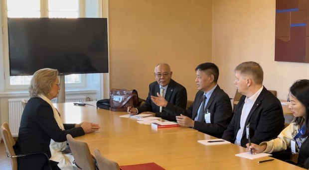 སྲིད་སྐྱོང་མཆོག་གིས་སུད་ཝེ་ཌན་གྲོས་ཚོགས་ཀྱི་ཕྱི་དྲིལ་ལས་དོན་ཚོགས་ཆུང་གི་འབྲེལ་ཡོད་མི་སྣ་དང་མཇལ་འཕྲད་གནང་འདུག