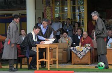 བློ་བཟང་སེང་གེ་མཆོག་གིས་སྲིད་སྐྱོང་ཐེངས་གཉིས་པའི་དམ་འབུལ་གནང་སྐབས། ༢༠༡༦།༥།༢༧
