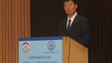 སྲིད་སྐྱོང་མཆོག་གིས་སིམ་ལའི་ཆིངས་ཡིག་བཞག་ནས་ལོ་བརྒྱ་འཁོར་བའི་བགྲོ་གླེང་ལྷན་ཚོགས་ཐོག་གཏམ་བཤད་གནང་བཞིན་པ། ༢༠༡༤།༧།༣