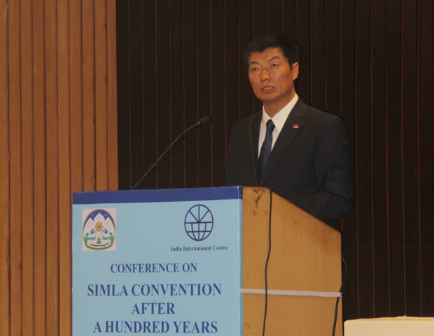 སྲིད་སྐྱོང་མཆོག་གིས་སིམ་ལའི་ཆིངས་ཡིག་བཞག་ནས་ལོ་བརྒྱ་འཁོར་བའི་བགྲོ་གླེང་ལྷན་ཚོགས་ཐོག་གཏམ་བཤད་གནང་བཞིན་པ། ༢༠༡༤།༧།༣ སྲིད་སྐྱོང་མཆོག་གིས་སིམ་ལའི་ཆིངས་ཡིག་བཞག་ནས་ལོ་བརྒྱ་འཁོར་བའི་བགྲོ་གླེང་ལྷན་ཚོགས་ཐོག་གཏམ་བཤད་གནང་བཞིན་པ། ༢༠༡༤།༧།༣