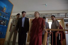 སྲིད་སྐྱོང་གི་གདན་ཞུས་ལྟར་ཀརྨ་པ་མཆོག་བཀའ་ཤག་ལས་ཁུངས་གསར་བ་དང་གངས་ཅན་སྐྱོད་གཞོང་ལ་ཕེབས་སྐབས། ༢༠༡༤།༦།༣༠