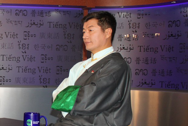 སྲིད་སྐྱོང་བློ་བཟང་སེང་གེ་མཆོག་གིས་ཨེ་ཤེ་ཡ་དབང་རླུང་འཕྲིན་ཁང་གི་བཅར་འདྲི་ལ་གྲ་སྒྲིག་གནང་བཞིན་པ། ༢༠༡༥།༡༠།༡༤ སྲིད་སྐྱོང་བློ་བཟང་སེང་གེ་མཆོག་གིས་ཨེ་ཤེ་ཡ་དབང་རླུང་འཕྲིན་ཁང་གི་བཅར་འདྲི་ལ་གྲ་སྒྲིག་གནང་བཞིན་པ། ༢༠༡༥།༡༠།༡༤